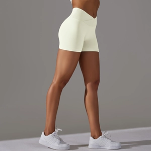 Dettaglio laterale di pantaloncini da yoga senza cuciture a vita alta con fascia a V