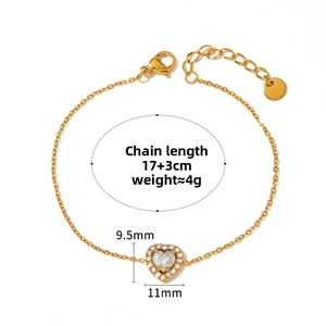 Detail view of gold heart pendant bracelet with dimensions 11x9.5mm and 17+3cm chain length