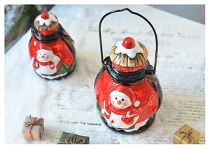 Détail d'une lanterne de Noël rouge avec relief de bonhomme de neige et lueur