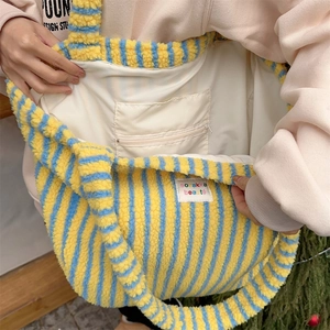 Détail de l'intérieur du sac cabas en peluche avec poche zippée et doublure douce