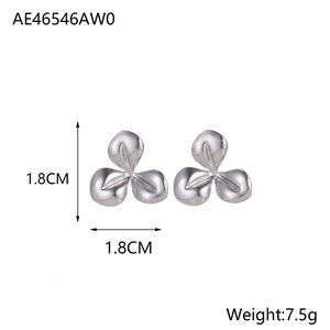 Macro shot showing dimensions and weight of silver clover stud earrings