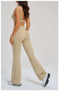 Détail d'un pantalon de yoga évasé beige à taille haute avec poches et coupe ajustée