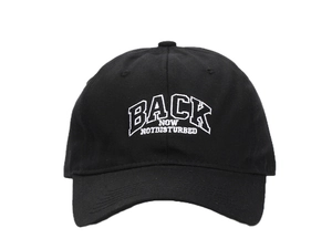 Dettaglio del ricamo bianco Back Now su un cappellino da baseball in cotone nero