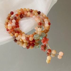 Details des mehrlagigen orangefarbenen Achat-Armbands mit roter Blume und grünem Blatt