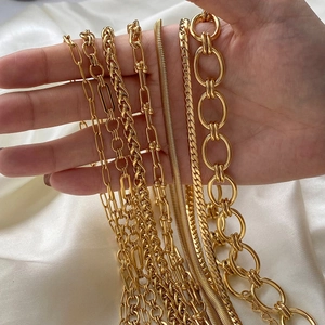 Elegante goldene Edelstahl-Panzerketten auf weißem Seidenstoff ansprechend präsentiert