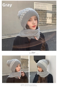 Dettaglio del set cappuccio e sciarpa grigio con trecce a maglia e pompon soffice