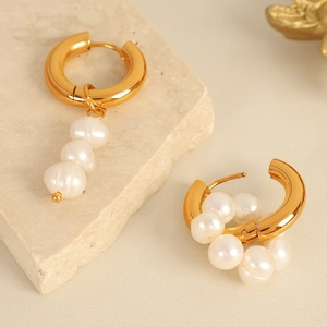Boucles d'oreilles créoles dorées vintage avec perles blanches asymétriques