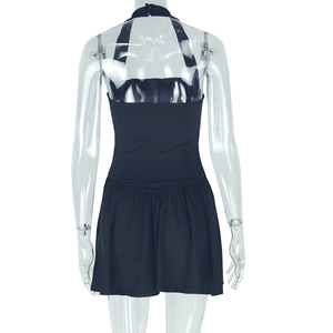 Détail de la robe dos nu avec découpe et tissu noir de haute qualité en gros plan