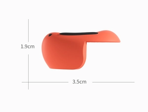 Dettaglio paraspigoli in silicone arancione a forma di uccello con misure 1,9x3,5 cm