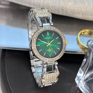 Détail de la lunette ornée de cristaux et du cadran vert émeraude de la montre quartz