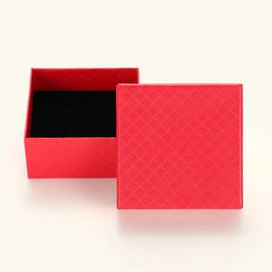 Detail van rood sieradendoosje met ruitpatroon textuur en zwarte schuimrubberen inlage