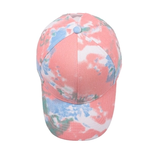 Detailweergave van de tie-dye baseballpet in de kleuren roze, hemelblauw en wit
