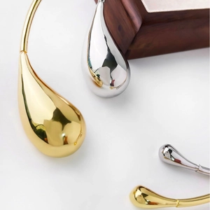 Polished metal water drop statement choker necklace in gold and silver finish