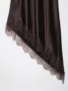 Gros plan d'une robe en satin marron avec bordure en dentelle et texture de soie