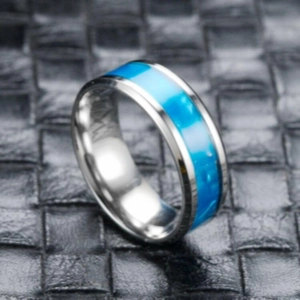 Modischer Herrenring aus Edelstahl mit blauer Marmor-Einlage auf dunklem Hintergrund