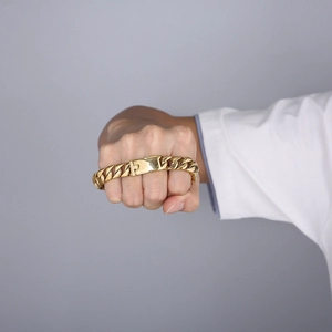 Detail eines 12mm goldenen Edelstahl-Cuban-Kettenarmbands für Herren am Handgelenk
