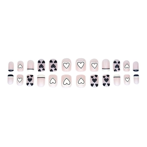 Faux ongles courts rose et blanc avec motifs de cœurs noirs et design linéaire