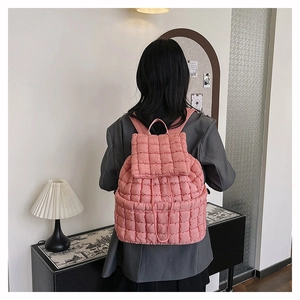 Zaino trapuntato rosa da donna con chiusura a coulisse e manico superiore robusto