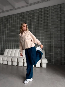 Sweat-shirt femme en polaire beige chaud avec demi-zip et pantalon large bleu marine rétro