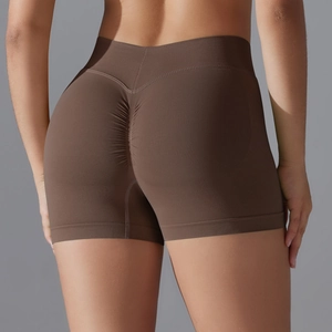 Détail du short de yoga sculptant taille haute en tissu côtelé marron foncé