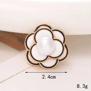 Dettaglio charm per scarpe a camelia da 2,4 cm con perla centrale e petali dorati
