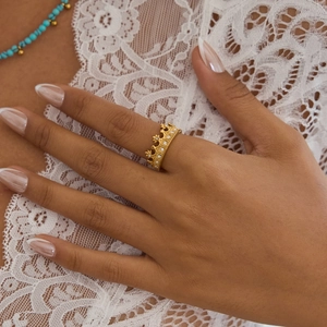 Elegante anello a corona in acciaio inossidabile placcato oro 18K con pietre di zircone