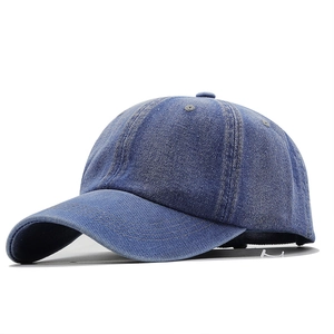 Berretto da baseball classico in denim lavato blu con finitura vintage e visiera curva