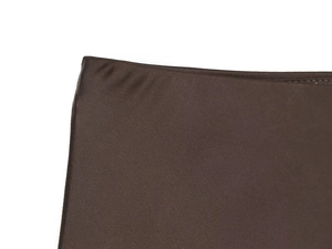 Vue rapprochée du tissu en satin marron foncé avec dentelle et coutures fines