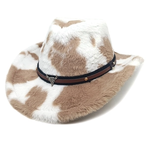 Chapeau de cowboy en fausse fourrure à motif vache avec pendentif tête de taureau