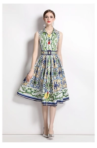 Vue de face d'une robe midi sans manches à motif carrelage sicilien et ceinture à la taille