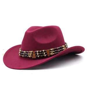 Détail d'un chapeau de cowboy en laine bordeaux avec bandeau ethnique perlé et laiton doré