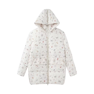 Detail der weißen Steppjacke mit bunten Erdbeer- und Herzprints und weicher Steppung