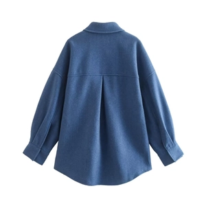 Vue arrière d'une veste bleue en tweed à manches longues avec détail de pli au dos