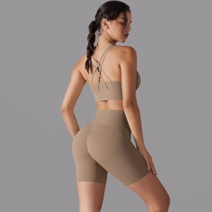 Dettaglio del set da yoga caffè con reggiseno incrociato e pantaloncini a vita alta