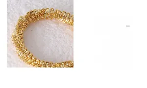 Détail d'une bague en titane plaqué or 18 carats avec un design texturé scintillant unique
