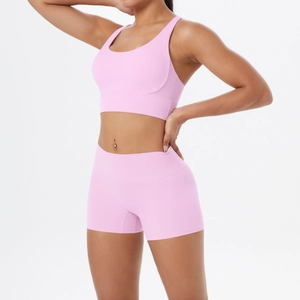 Détail macro du short de yoga taille haute avec avant sans couture et tissu rose respirant