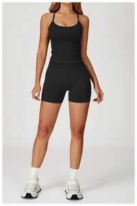 Détail de l'ensemble de yoga noir sans couture avec haut licou et short de sport taille haute