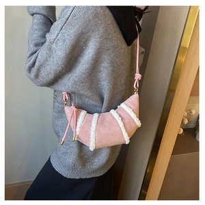 Detail der rosa Wildleder-Sichel-Tasche mit weißem Lammfellbesatz und geknotetem Träger