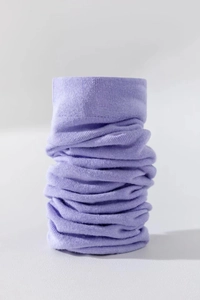 Dettaglio macro del tessuto a maglia viola con alta elasticità e trama a costine