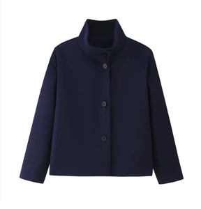 Vue détaillée du col montant et des boutons noirs sur le manteau en laine bleu marine