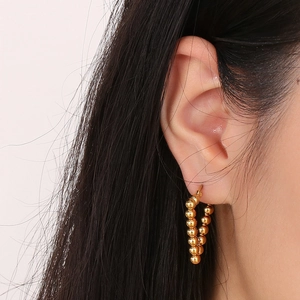 Orecchini a cerchio dorati a forma di C per donna realizzati con perle in acciaio inox