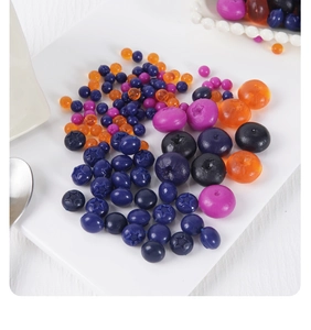 Makroaufnahme realistischer PVC-Blaubeeren in verschiedenen Farben für DIY-Kuchendekor