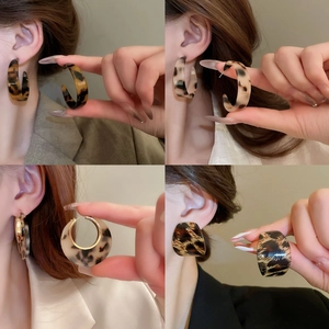 Boucles d'oreilles créoles léopard vintage en quatre styles avec détails en résine