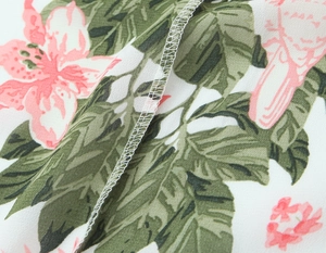 Gros plan sur un tissu floral français à fleurs roses avec détails de couture surjet
