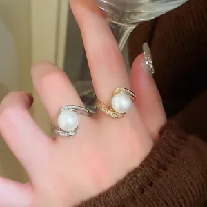 Bague serpent élégante avec perle et zircons plaqués or et argent pour femme