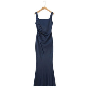 Detail eines eleganten dunkelblauen Abendkleides aus Satin mit seitlicher Raffung und Saum