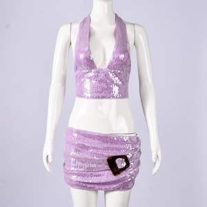Vista frontale del set due pezzi con paillettes viola con top allacciato al collo e minigonna