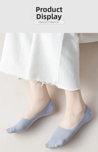 Vue macro du tissu en maille respirante des chaussettes invisibles bleu clair pour femmes