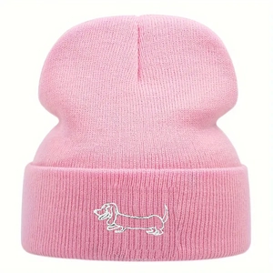 Bonnet en tricot rose avec broderie de teckel blanc sur le revers pour hommes et femmes
