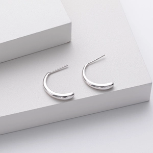 Minimalist S925 sterling silver C-shaped petal stud earrings with polished finish